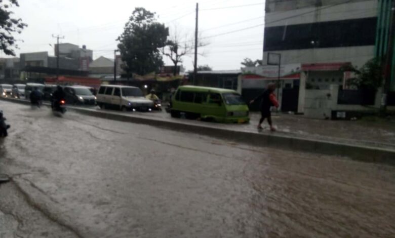 Banjir melanda Jalan KH Abdullah Bin Nuh, Kelurahan Sawahgede, Kecamatan Cianjur, Sabtu (30/11/2019).