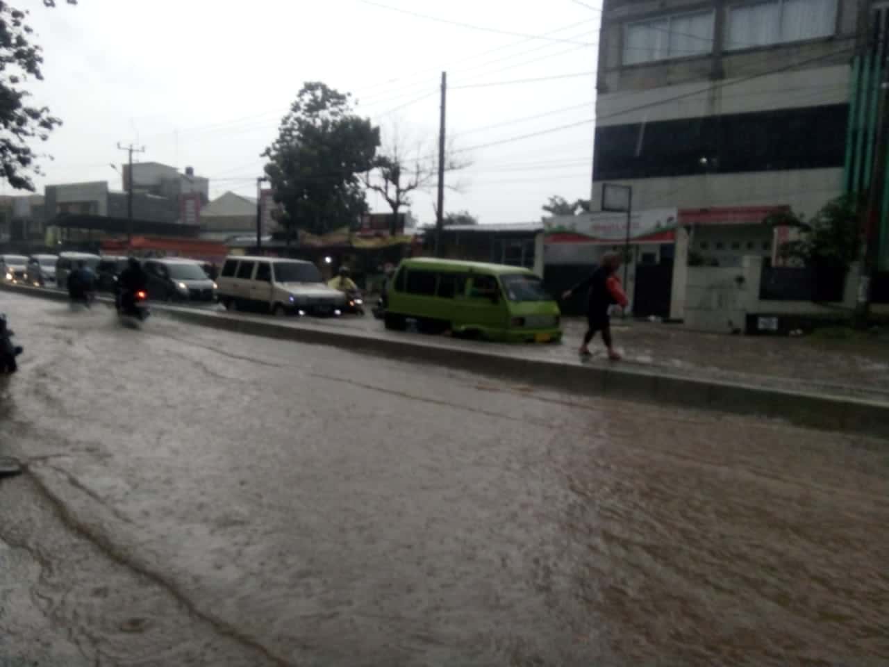 Banjir melanda Jalan KH Abdullah Bin Nuh, Kelurahan Sawahgede, Kecamatan Cianjur, Sabtu (30/11/2019).