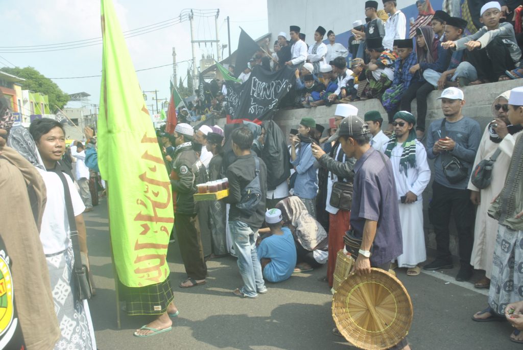 Pedagang ini Berjualan di Tengah Unjuk Rasa Sukmawati di Cianjur