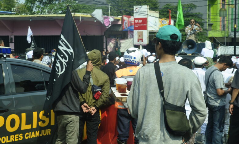 Pedagang ini Berjualan di Tengah Unjuk Rasa Sukmawati di Cianjur