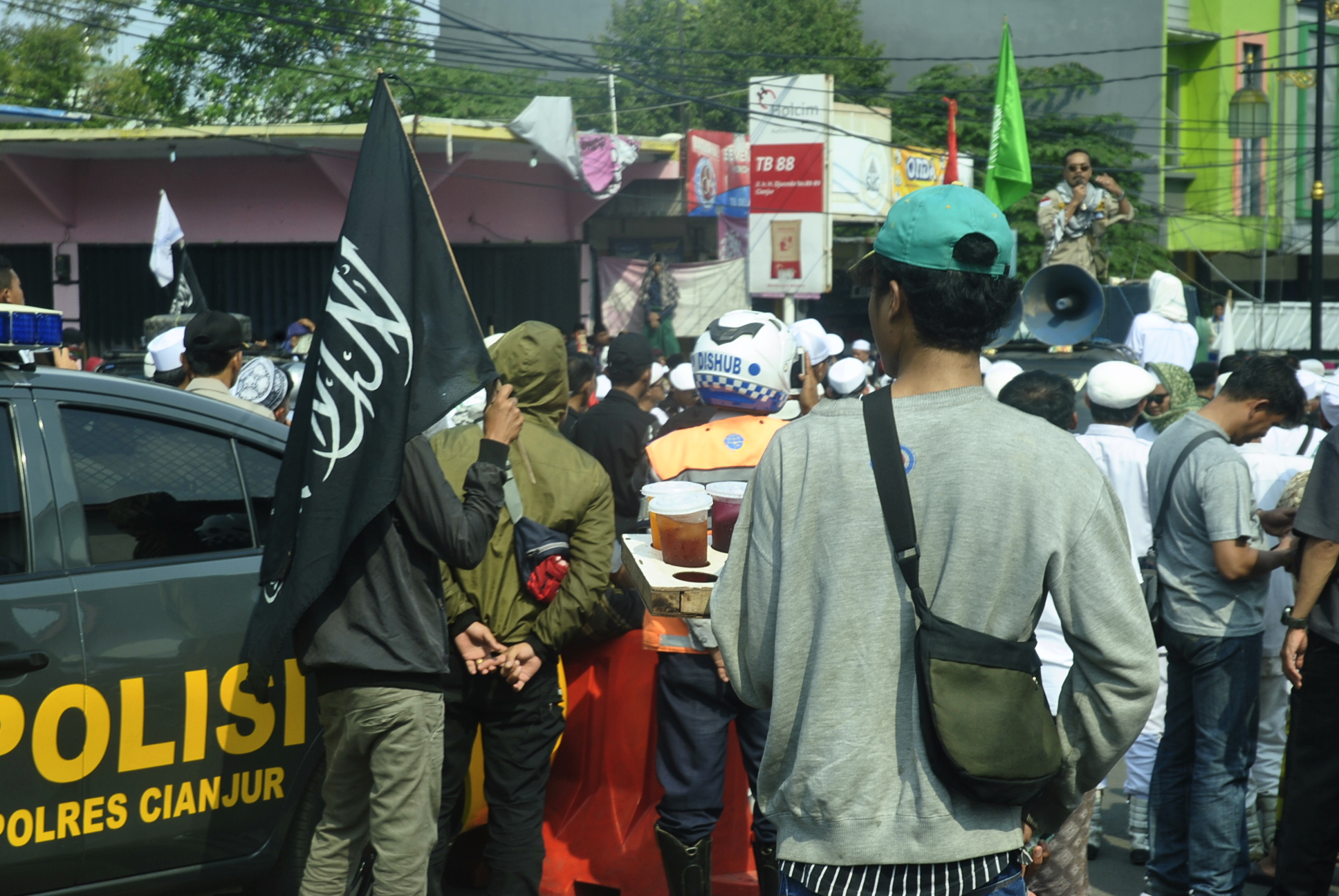 Pedagang ini Berjualan di Tengah Unjuk Rasa Sukmawati di Cianjur