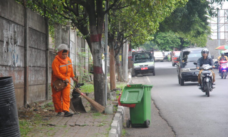 Buang Sampah Dari Mobil Bikin Kesel Petugas Kebersihan Cianjur