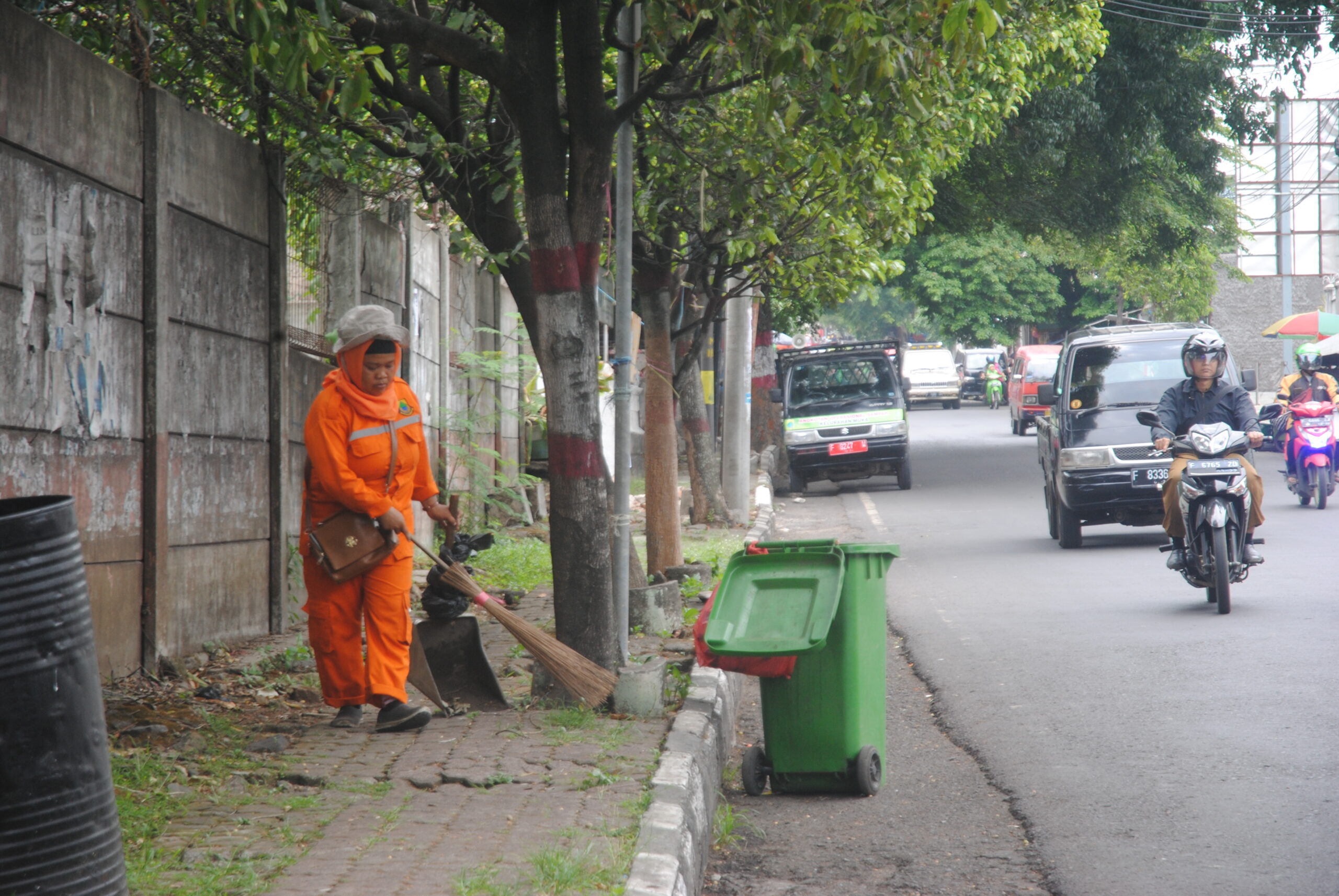 Buang Sampah Dari Mobil Bikin Kesel Petugas Kebersihan Cianjur