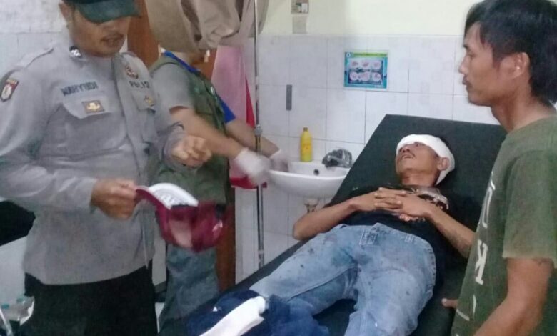 Ridwan (34) tukang ojek yang jadi korban begal di Cibeber sedang dirwat di puskesmas.