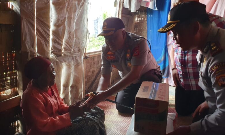 Nenek Berusia 100 Tahun di Cianjur Dikunjungi Kapolres