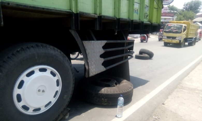 Ban Truk Bermasalah di Cilaku, Jalanan Macet Parah