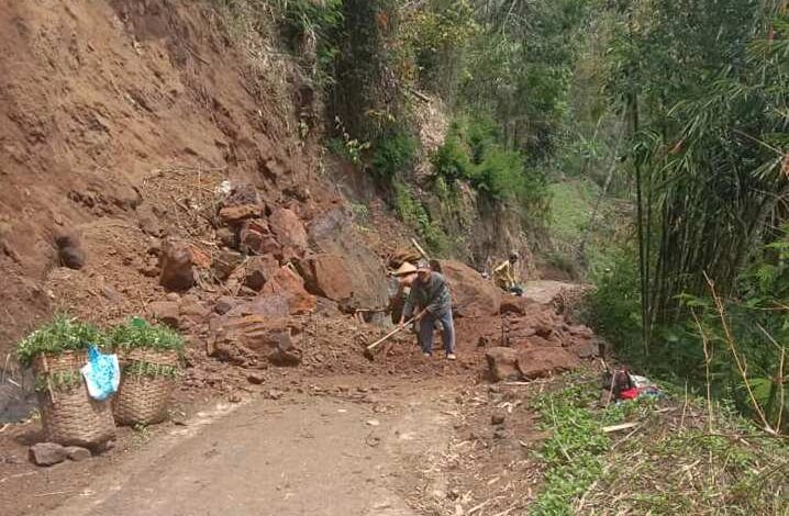 Longsor Tutupi Jalan di Pagelaran, Warga Angkut Motor