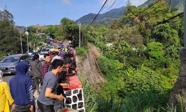 Warga mengerubuni lokasi kecelakaan di Jembatan Ciloto. Foto: Facebook Ramdhan Fauzi di grup Kabar Cianjur