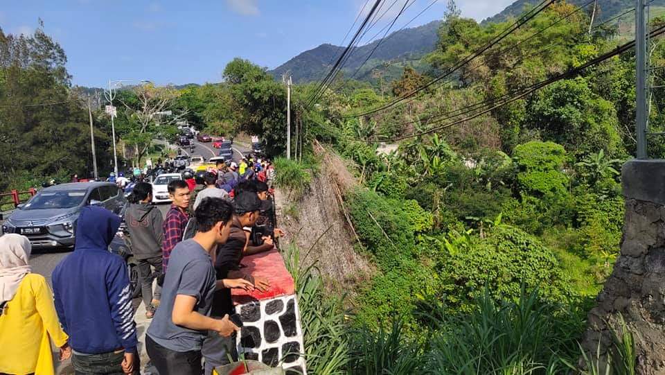 Warga mengerubuni lokasi kecelakaan di Jembatan Ciloto. Foto: Facebook Ramdhan Fauzi di grup Kabar Cianjur