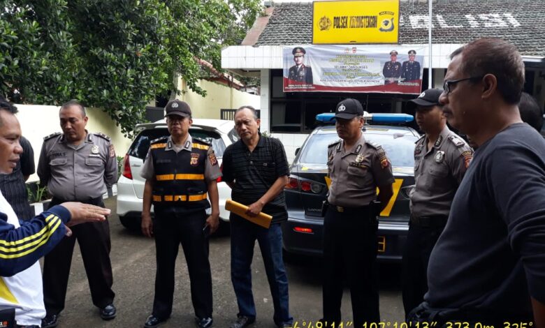 Sejumlah personel Polsek Karangtengah sedang bersiap melakukan operasi di Kantor Disdukcapil Cianjur. Foto: Humas Polres Cianjur