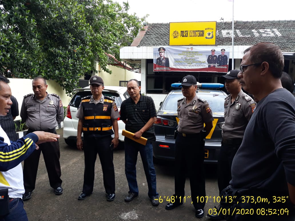 Sejumlah personel Polsek Karangtengah sedang bersiap melakukan operasi di Kantor Disdukcapil Cianjur. Foto: Humas Polres Cianjur