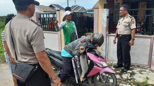 Dikira Tidur, Pria ini Ternyata Meninggal di Atas Motor. Foto: Tribunnews