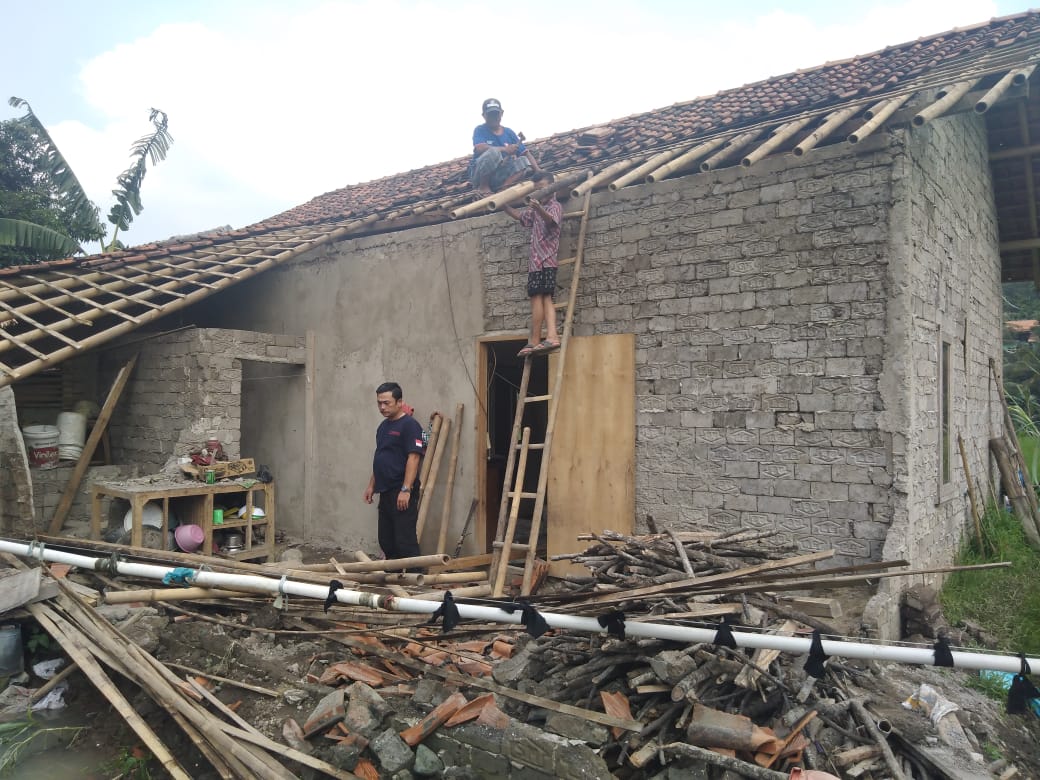 Rumah Roboh Diterpa Puting Beliung, Warga Cihea Bersihkan Sendiri