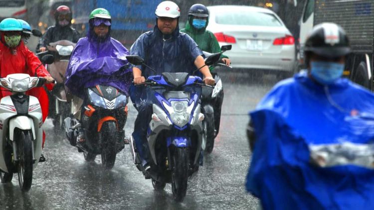 Bahaya! Jangan Gunakan Jas Hujan Ponco Saat Berkendara