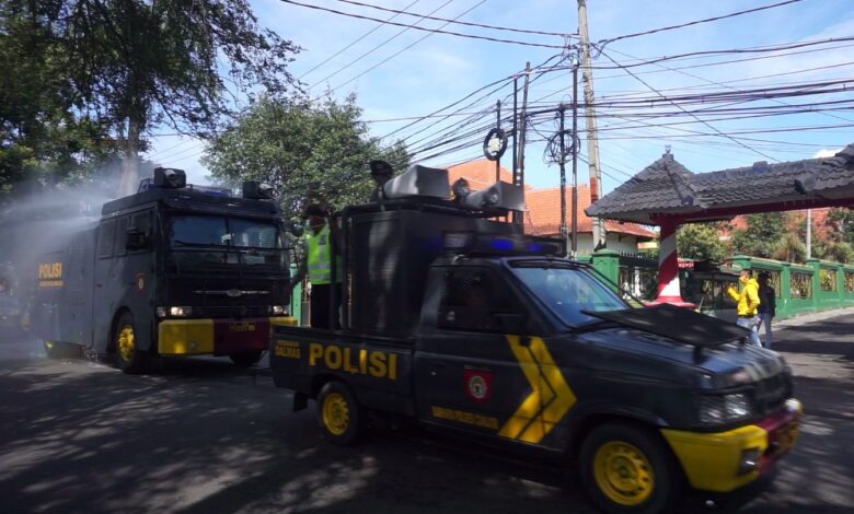 Polres Cianjur bersama Plt Bupati Cianjur, TNI dan instansi terkait melaksanakan penyemprotan disinfektan serentak di Kabupaten Cianjur, Selasa (31/3/2020) pagi.