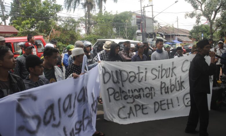 Demo di Depan Pendopo Cianjur, Massa Tuntut Puskesmas Bojongpicung