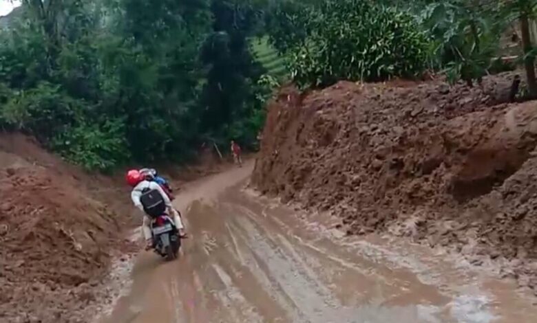 Jalur utama menuju Cianjur selatan sudah bisa dilintasi setelah material longsor dibersihkan, Jumat (20/3/2020). Sebelumnya, jalur tersebut tertutup longsor di Kampung Sarogol, Desa Salagedang, Kecamatan Cibeber, Cianjur pada Kamis (19/3/2020) sore.