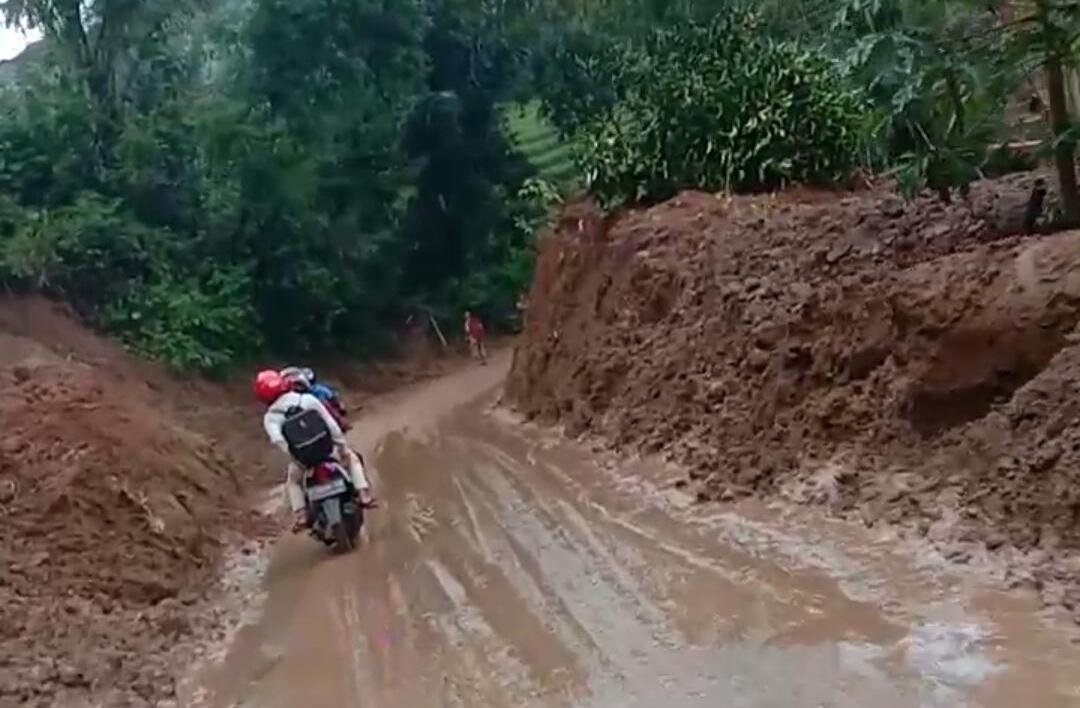 Jalur utama menuju Cianjur selatan sudah bisa dilintasi setelah material longsor dibersihkan, Jumat (20/3/2020). Sebelumnya, jalur tersebut tertutup longsor di Kampung Sarogol, Desa Salagedang, Kecamatan Cibeber, Cianjur pada Kamis (19/3/2020) sore.