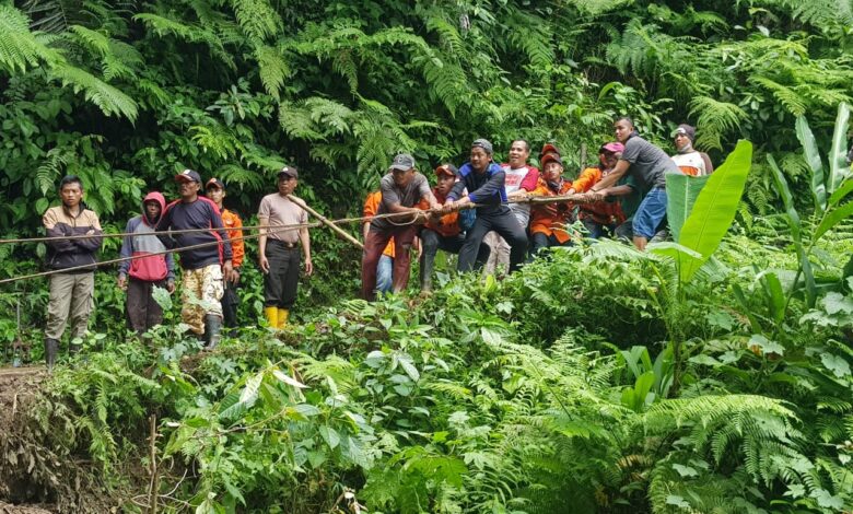 Muspika Bojongpicung bersama warga dan relawan gotong royong membersihkan jalan menuju Bendungan Cisuru yang longsor, Senin (23/3/2020).