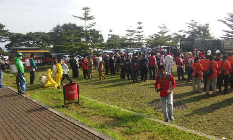 Penyemprotan cairan disinfektan di Kabupaten Cianjur untuk mencegah Virus Corona atau Covid-19 berlanjut ke Cipanas, Selasa (24/3/2020). Jalur