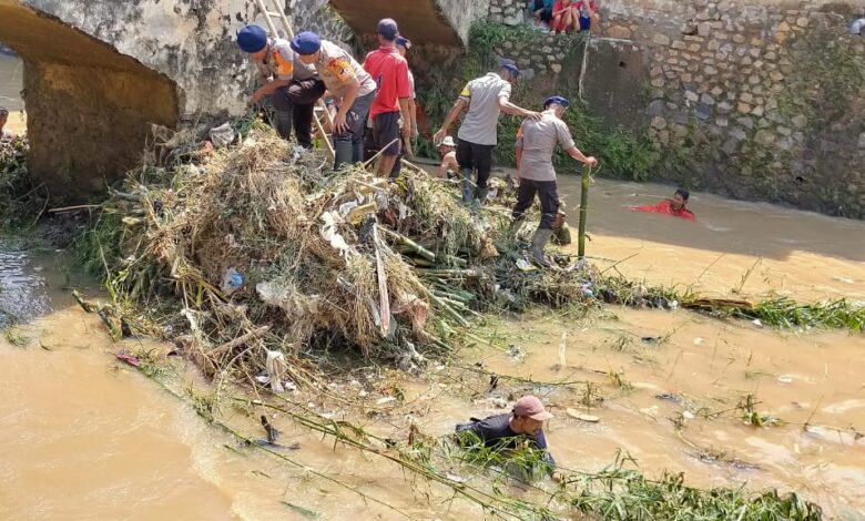 Pasca Banjir Ciranjang, Brimob Bantu Warga Bersihkan Sampah