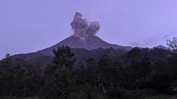 Gunung Merapi Erupsi, Kolom Asap Capai 5 Ribu Meter