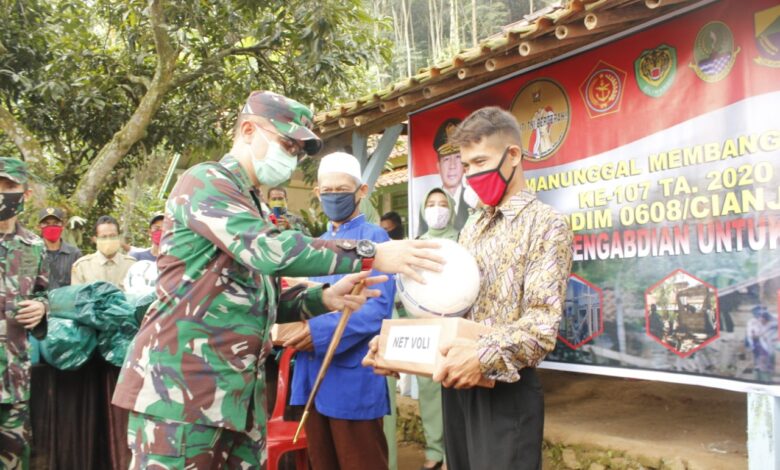 Tutup TMMD 107, Kodim 0608 Cianjur Beri Alat Olahraga ke Masyarakat