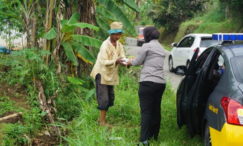 Polres Cianjur Bagikan Nasi Kotak Sampai ke Perkampungan