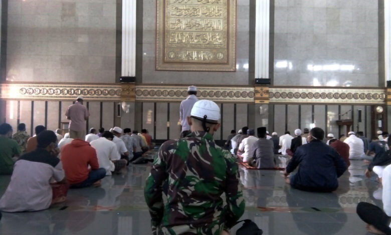 Salat Jumat Masjid Agung Cianjur, Barisan Diberi Jarak Satu Meter