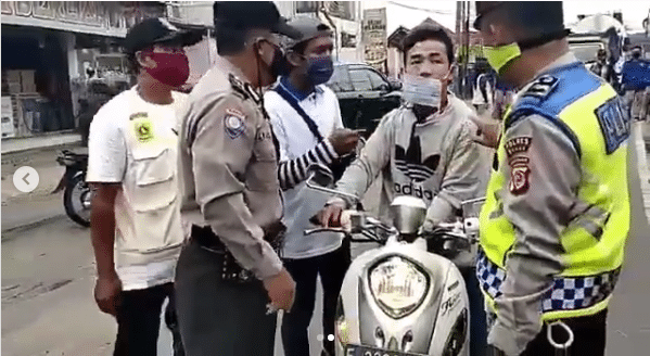 Sebuah video pria yang ngamuk kepada petugas Pembatasan Sosial Berskala Besar (PSBB) viral di media sosial.