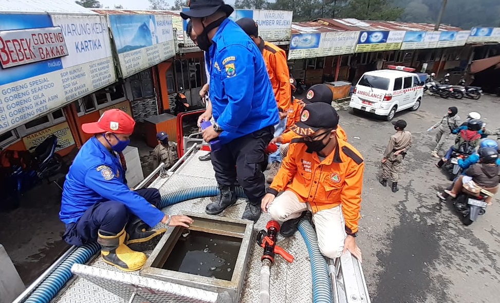 Dalam upaya pencegahan penyebaran Covid-19, Pemdes Ciloto, Kecamatan Cipanas , Kabupaten Cianjur kerahkan satu unit mobil pemadam kebakaran untuk melakukan penyemprotan disinfektan.