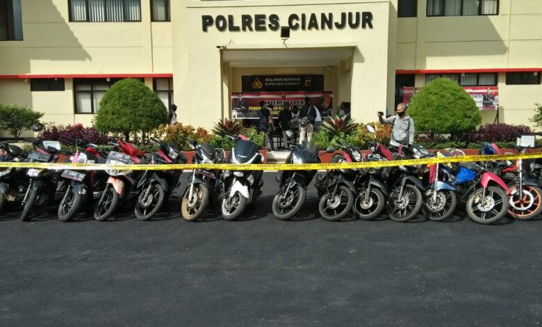 Polres Cianjur mengamankan 19 unit motor dan tiga unit mobil curian dalam kuran waktu empat bulan. Ada lima orang pelaku pencurian kendaraan bermotor (curanmor)