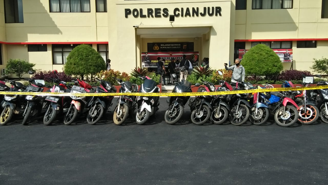 Polres Cianjur mengamankan 19 unit motor dan tiga unit mobil curian dalam kuran waktu empat bulan. Ada lima orang pelaku pencurian kendaraan bermotor (curanmor)