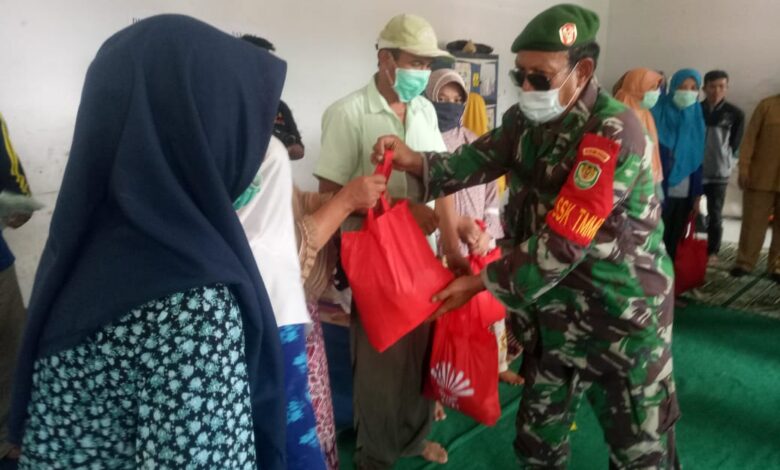 Kodim 0608 Cianjur memberikan bantuan 100 paket sembako kepada para korban longsor di Kampung Ciburuy, Desa Susukan, Kecamatan Campaka