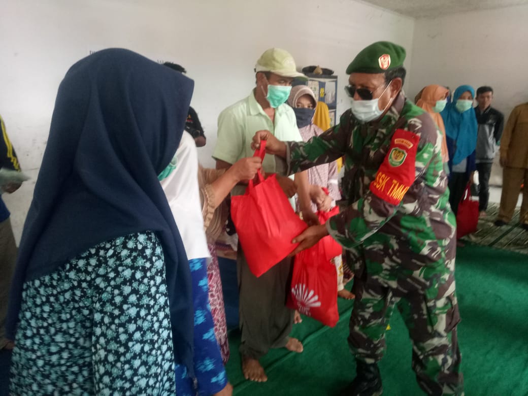 Kodim 0608 Cianjur memberikan bantuan 100 paket sembako kepada para korban longsor di Kampung Ciburuy, Desa Susukan, Kecamatan Campaka