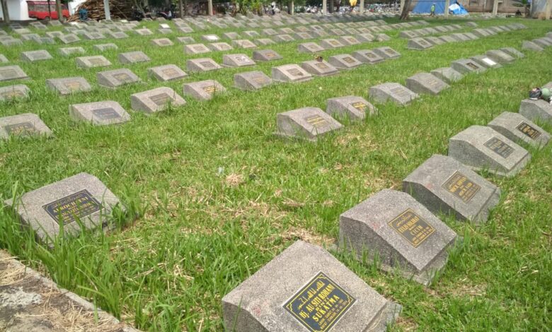 Deretan makam di TPU Sirnalaya Cianjur. Sebelum dimakamkan, seorang muslim yang meninggal harus disholatkan terlebih dahulu.