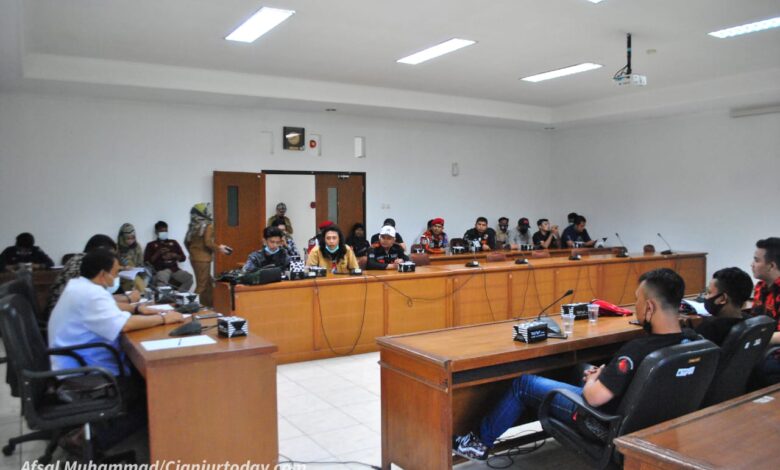 Massa Pemuda Pancasila (PP) dan Himpunan Mahasiswa Islam (HMI) beraudiensi bersama Komisi A DPRD Cianjur, Selasa, (21/07/2020).