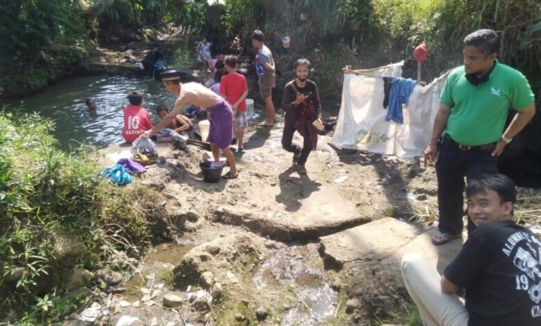 Sejumlah warga Cisalak antre di sungai akibat kekeringan.