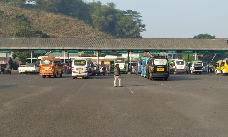 Sejumlah mobil elf jurusan Cianjur Selatan sedang ngetem di Terminal Pasirhayam Cianjur.