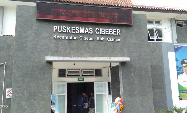 Belasan tenaga kesehatan (nakes) bidan di Puskesmas Cibeber, Kabupaten Cianjur terkonfirmasi positif virus Covid-19.