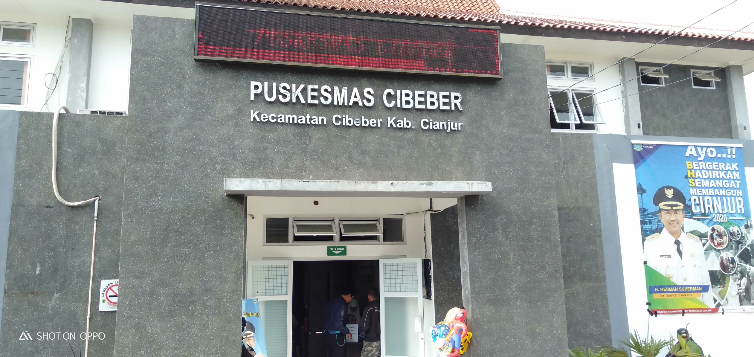 Belasan tenaga kesehatan (nakes) bidan di Puskesmas Cibeber, Kabupaten Cianjur terkonfirmasi positif virus Covid-19.