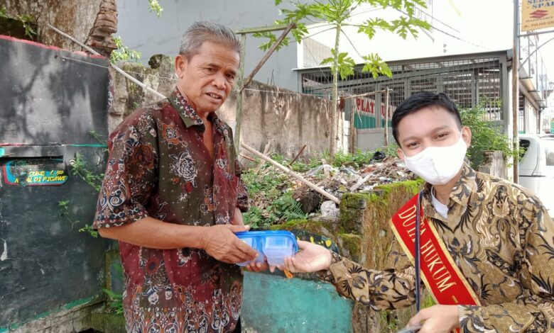 Bagikan Ratusan Masker dan Thumbler, FPSH Cianjur Ajak Warga Terapkan AKB di Masa Pandemi