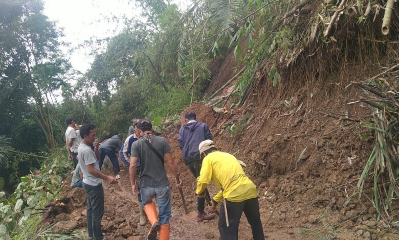 Tebing 10 Meter Longsor Tutupi Jalan Penghubung Cianjur-Bandung di Kecamatan Pasirkuda