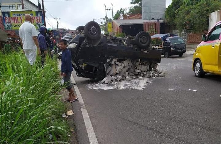 Hindari Tabrakan, Mobil Bermuatan Hebel Terguling di Cipanas