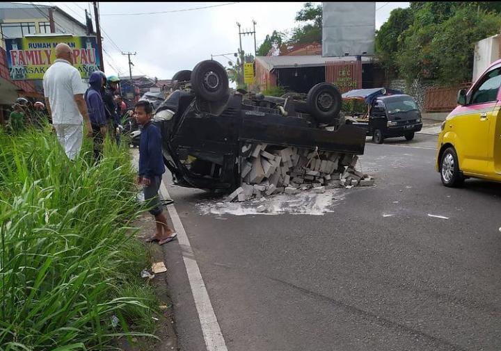 Hindari Tabrakan, Mobil Bermuatan Hebel Terguling di Cipanas