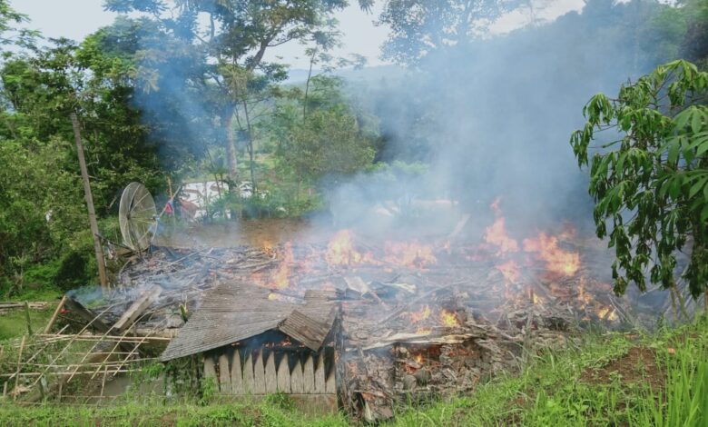 Akibat Korsleting Listrik, Sebuah Rumah Panggung di Tanggeung Ludes Terbakar