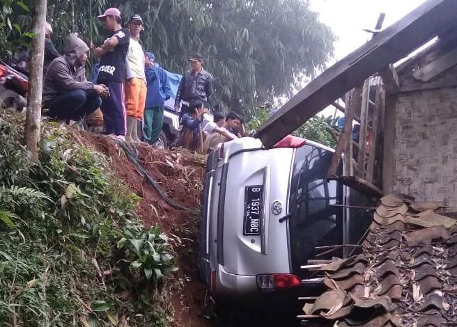 Hilang Terkendali, Minibus Tabrak Atap Rumah Warga hingga Hancur di Takokak