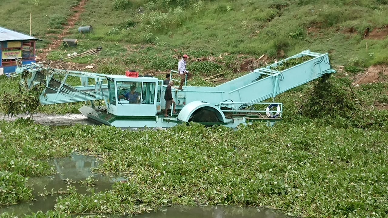 Angkat Eceng Gondok, KPKJA Cirata Gunakan Weed Harvester Boat Seharga Rp2 Miliar