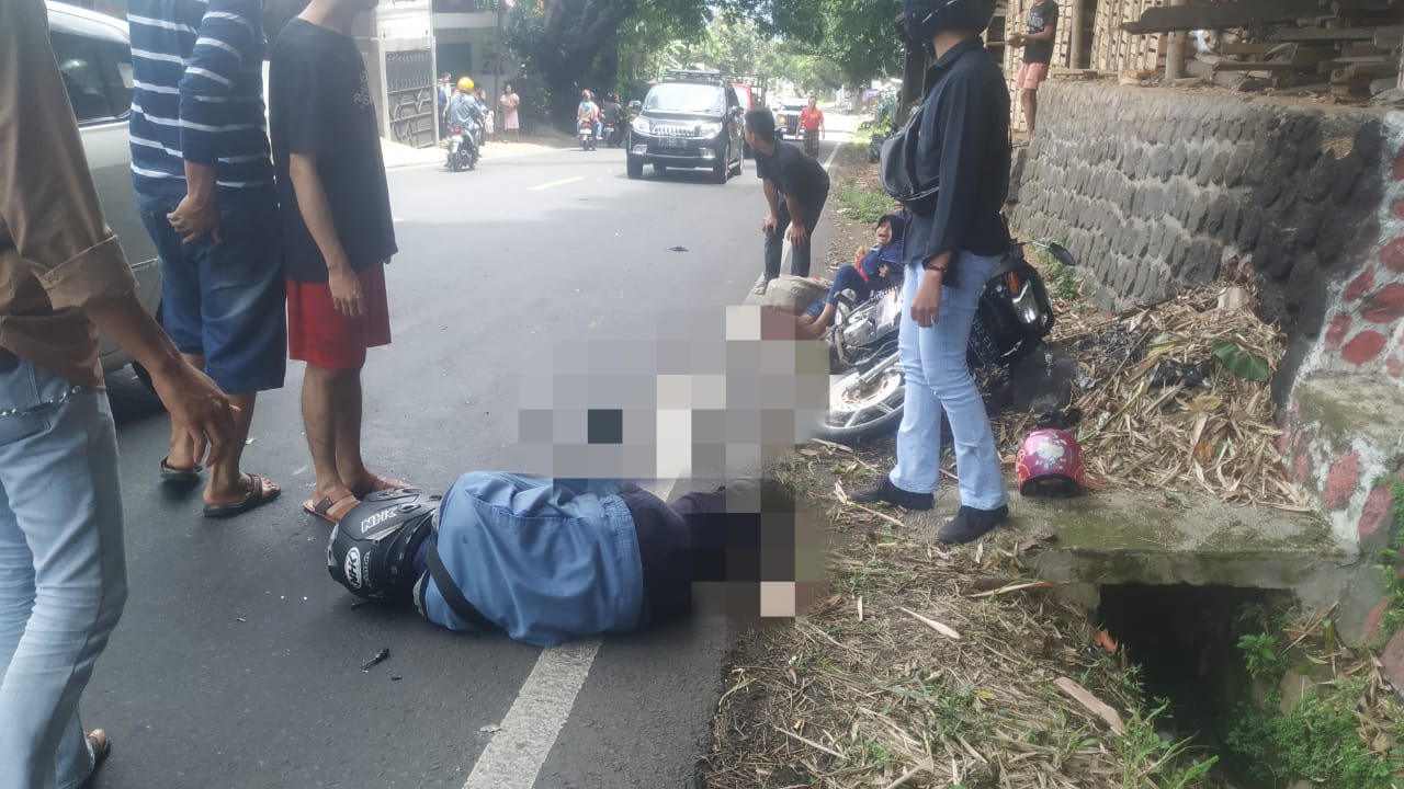 Bapak dan Dua Anaknya Tertabrak Mobil Pick Up hingga Luka dan Patah Tulang di Cugenang