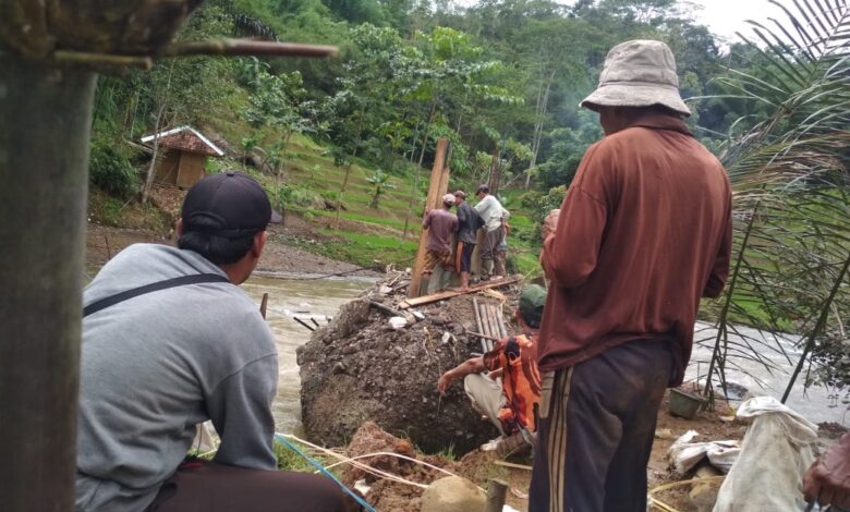 Jembatan Penghubung Desa yang Sempat Putus di Kadupandak Akhirnya Diperbaiki